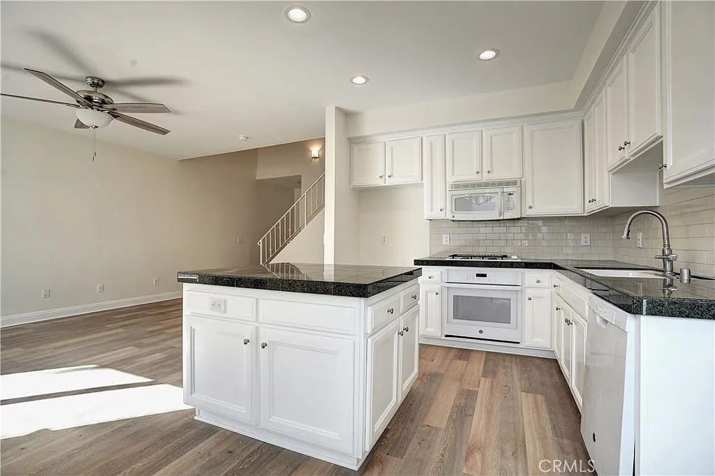 3 bed, 2.5 bath, 1505 sqft, $3,450 — Photo 4