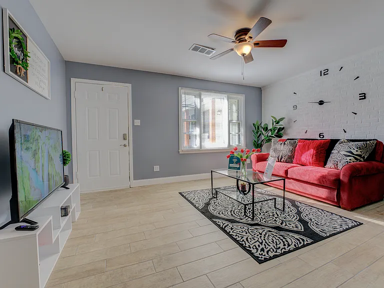1050 N Pkwy #105 — Photo 24