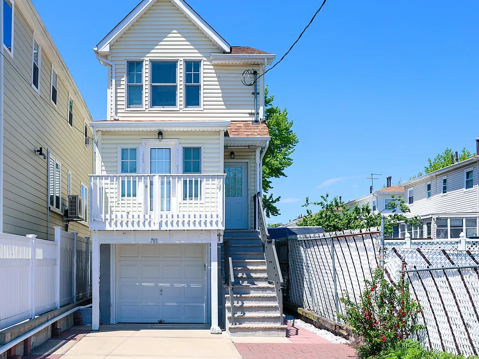 781 Laconia Ave