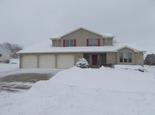 2901 Castle Woods Ln, Dubuque, IA 52001