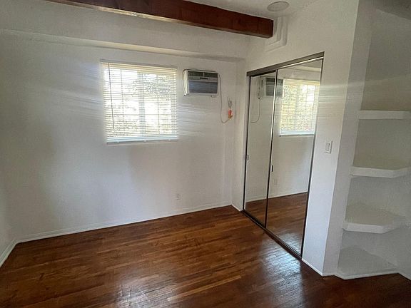 4th image of 918 N Hayworth Ave #1