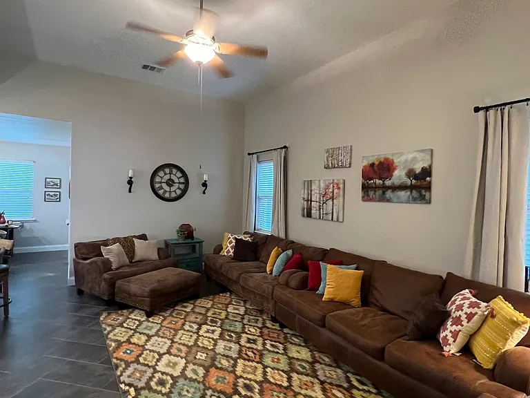702 Easton Dr — Photo 4