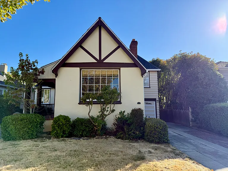 475 Marin Dr — Photo 1