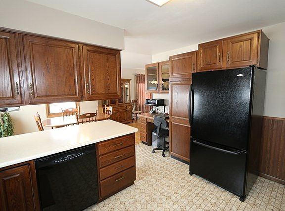 Dishwasher & frig included  