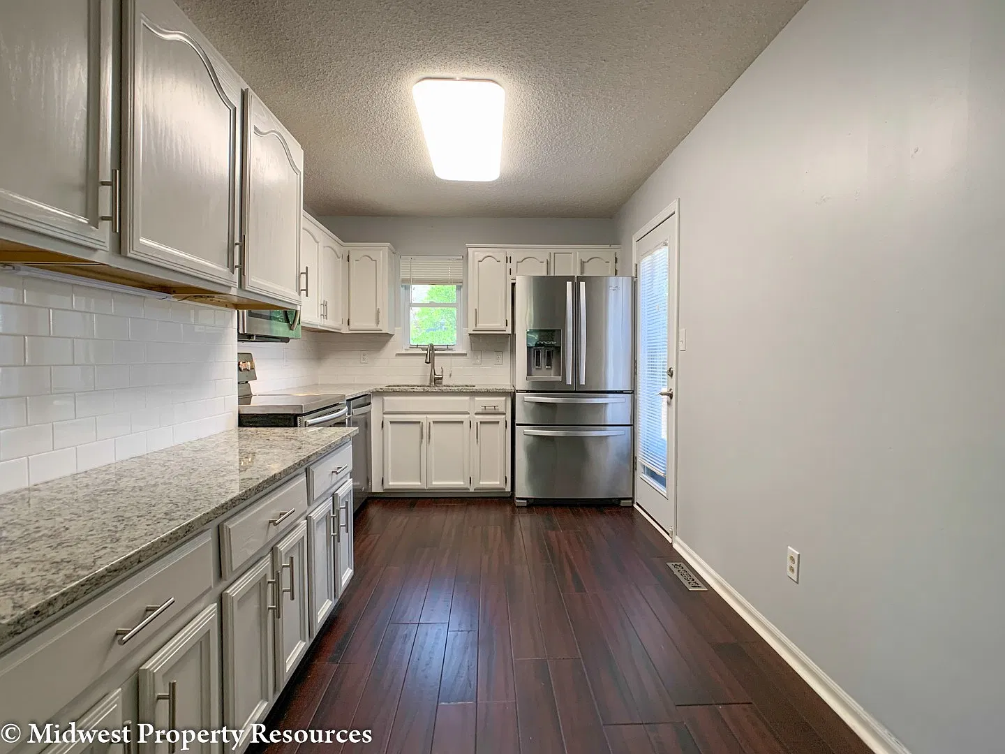 Beautiful & Clean 3 Bedroom Home in Lee's Summimt — Photo 3