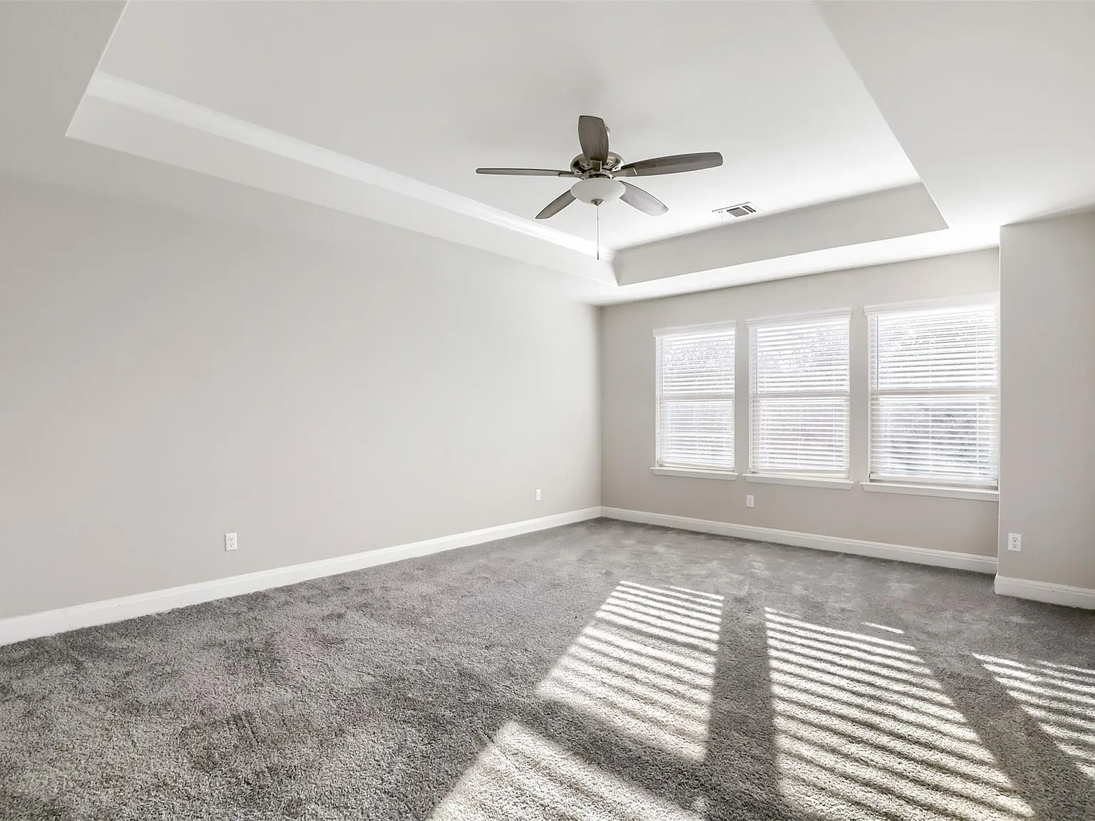 4 bed, 3.0 bath, 2418 sqft, $2,300 — Photo 4