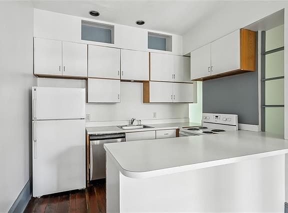 5th image of 524 Burgundy St