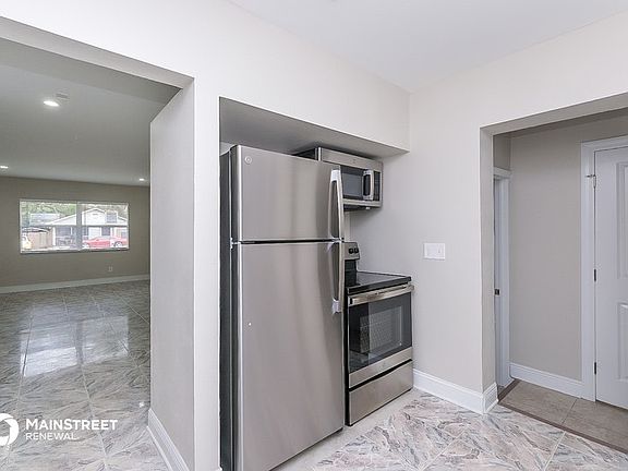 5th image of 1204 E Palifox St
