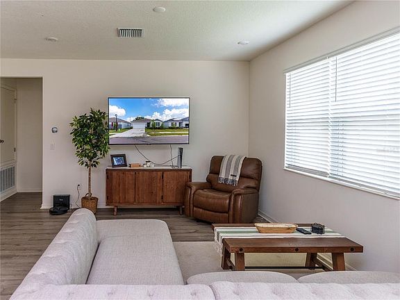 4th image of 37501 Williamette Way