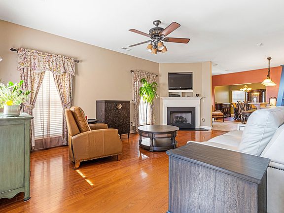 3rd image of 888 Cody Cir