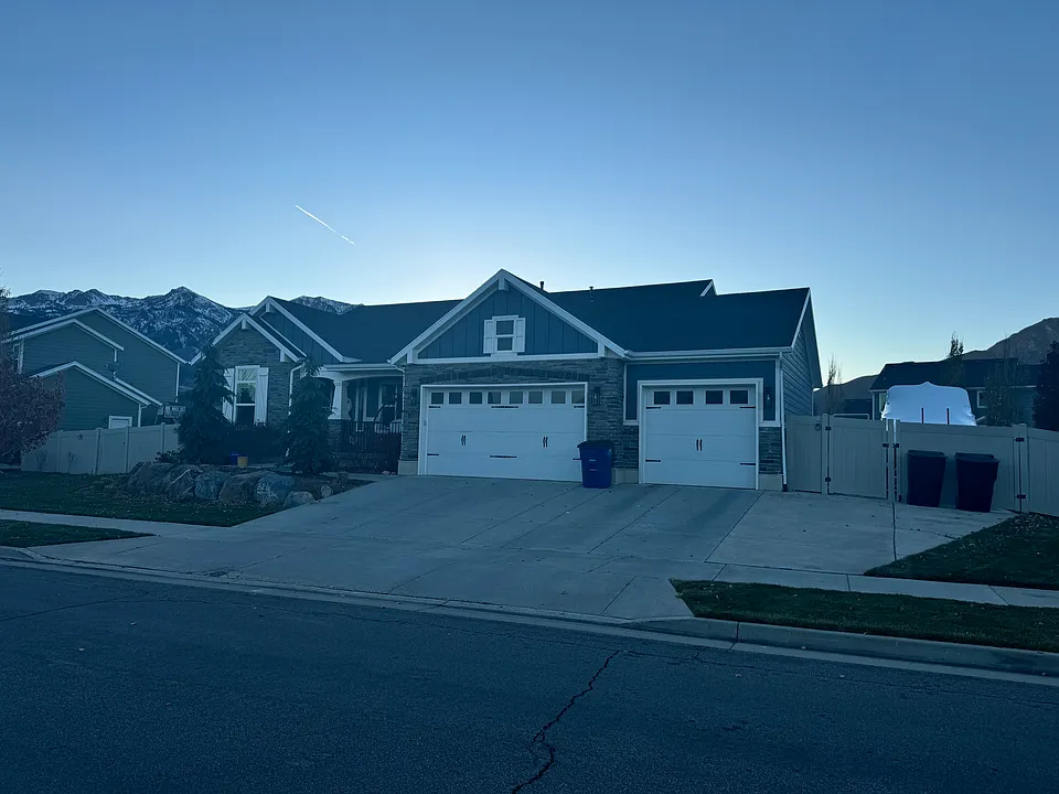 6037 N Roper Dr