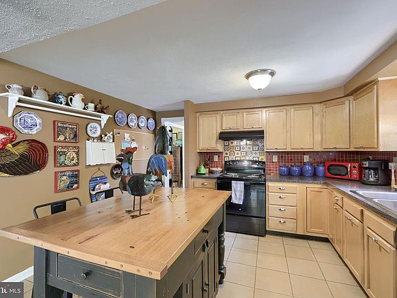 4th image of 2202 Hershey Ave