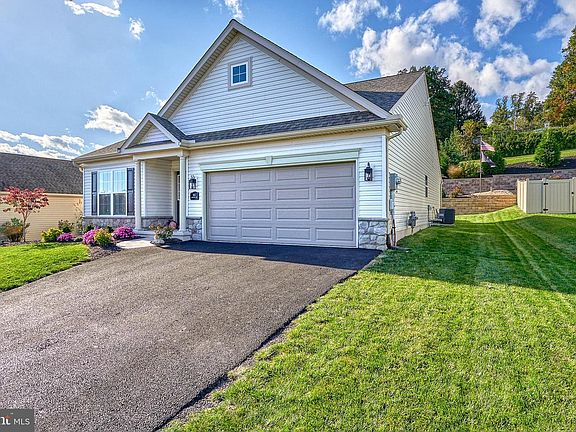 3rd image of 414 Chestnut Way