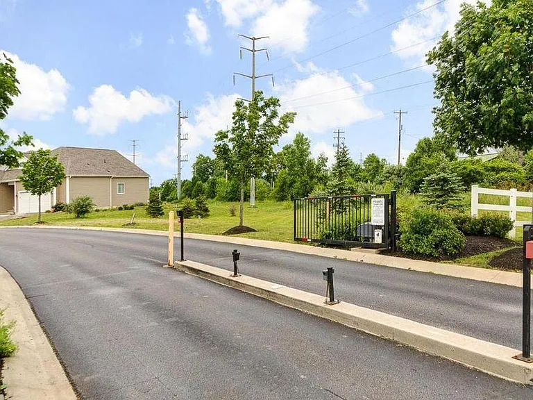 6281 Chetti Dr — Photo 32