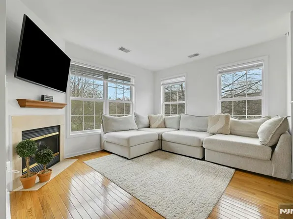 462 Cambridge Dr, Butler, NJ 07405