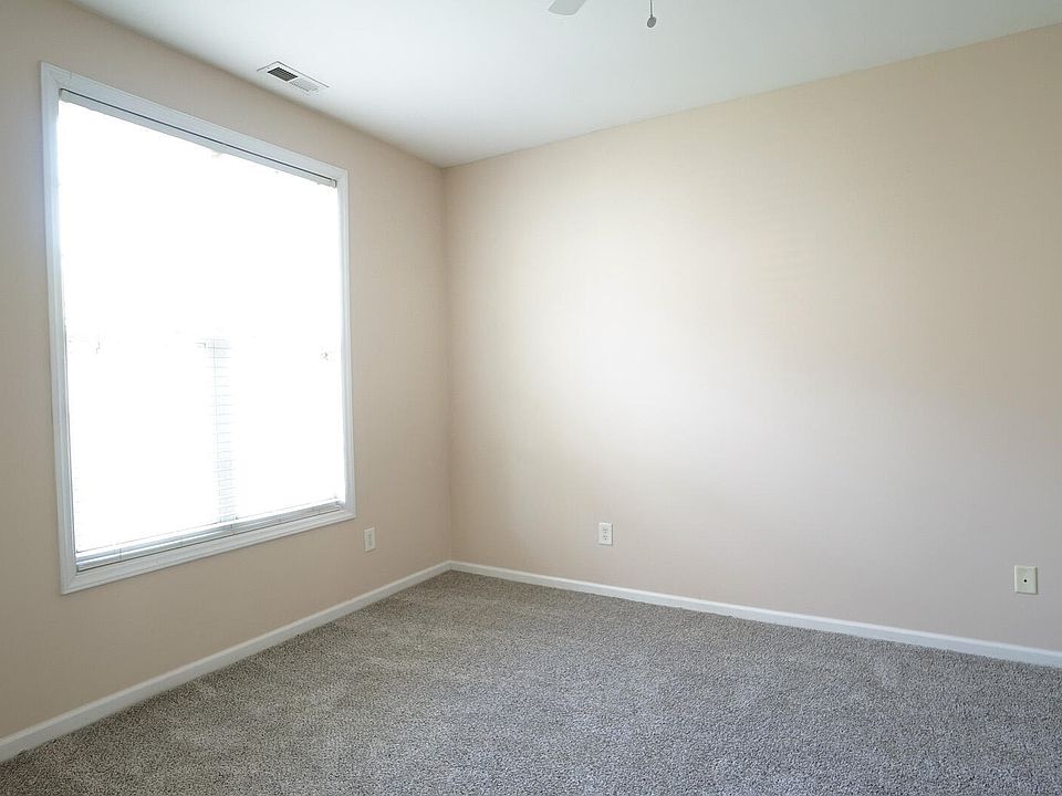 1st image of 40 Signet Dr