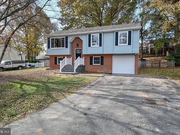 3rd image of 6810 Estate Ln