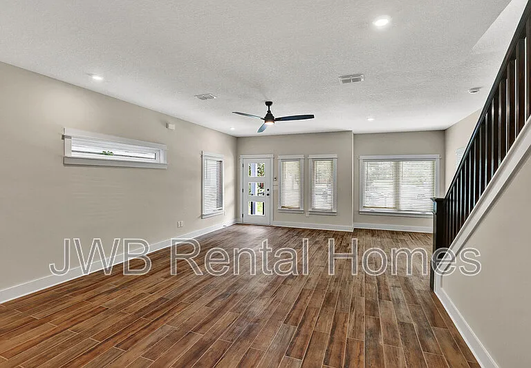 218 E 2nd St — Photo 8
