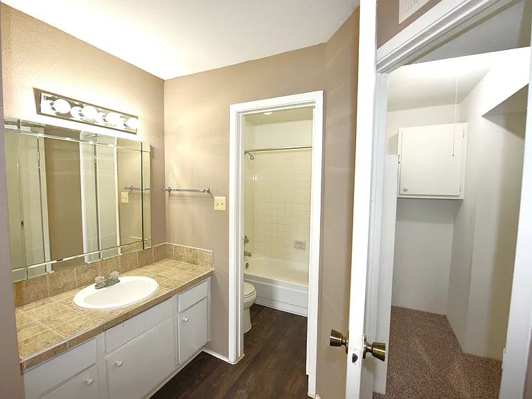 Wilshire Park Apartments — Photo 18