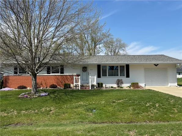 713 Meadows St, Altamont, IL 62411