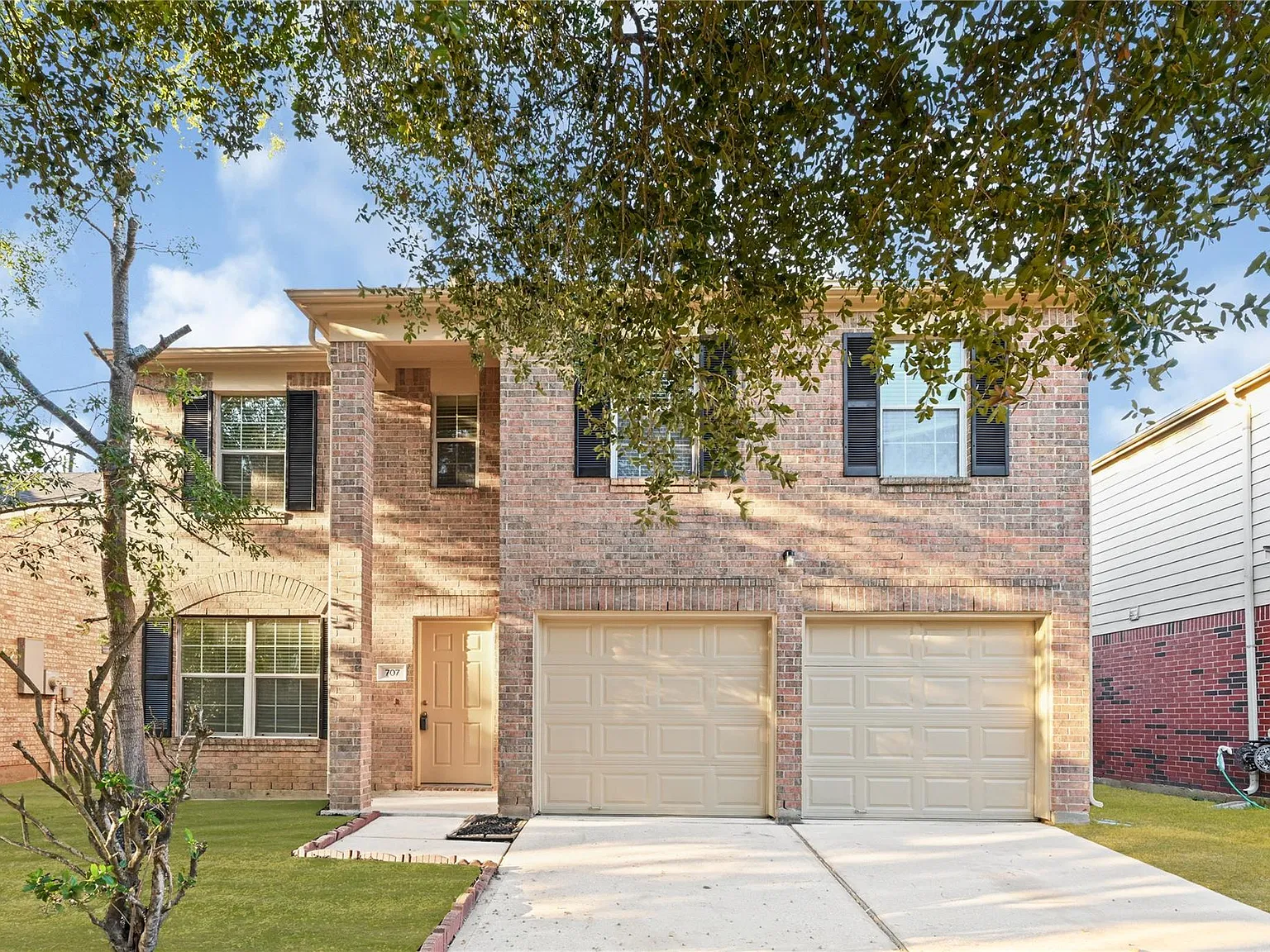 3 bed, 2.5 bath, 1910 sqft, $1,999 — Photo 1