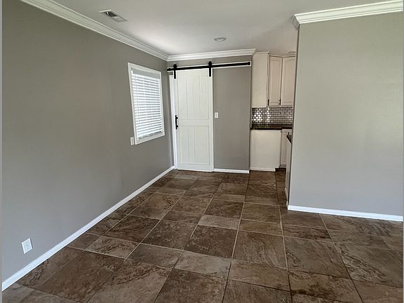 4th image of 823 Oakwood Ave #1
