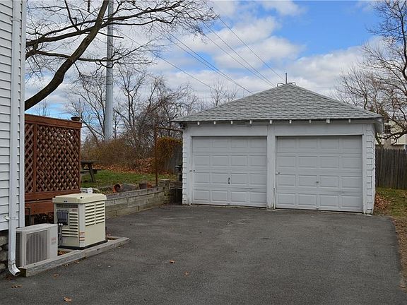 4th image of 228 Burgess Ave