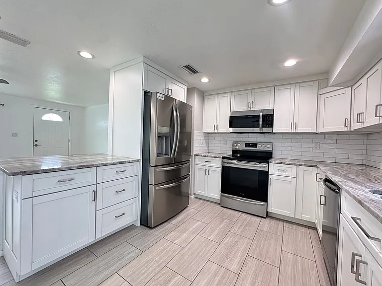 3410 Bay St — Photo 9