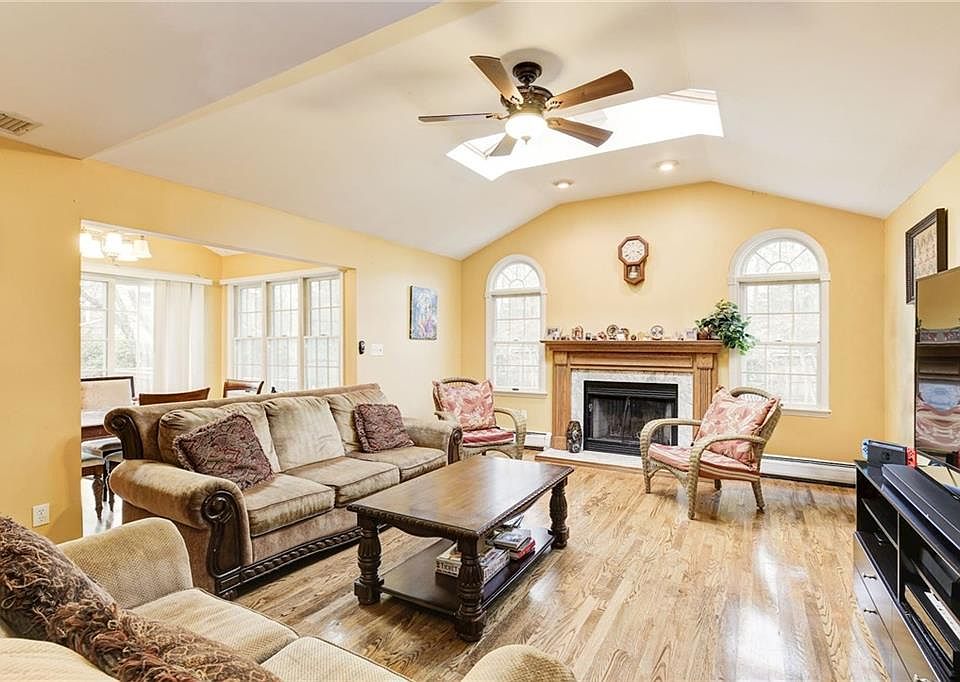 2nd image of 18 Devon Rd