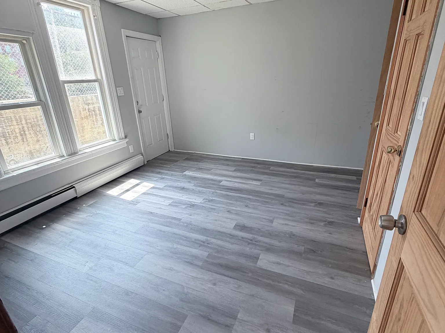 995 Bank St — Photo 3