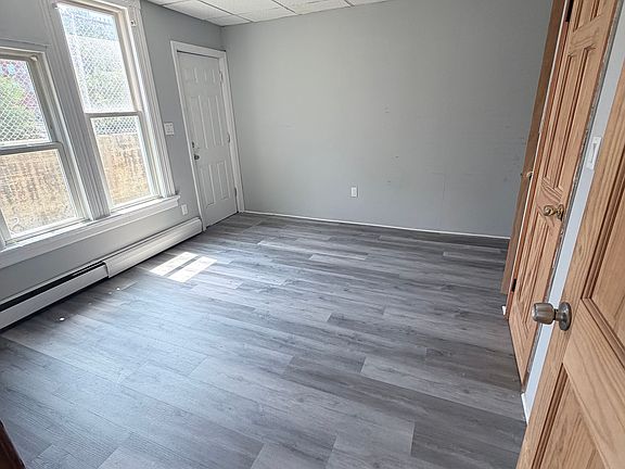 3rd image of 995 Bank St #1SE