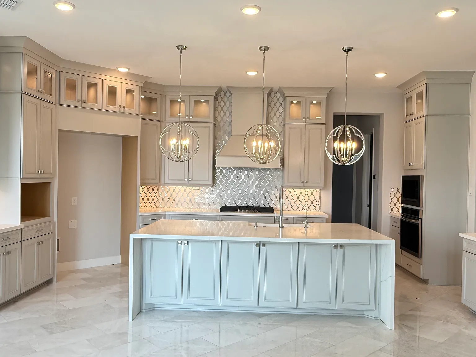 5 bed, 5.5 bath, 5702 sqft, $6,000 — Photo 2