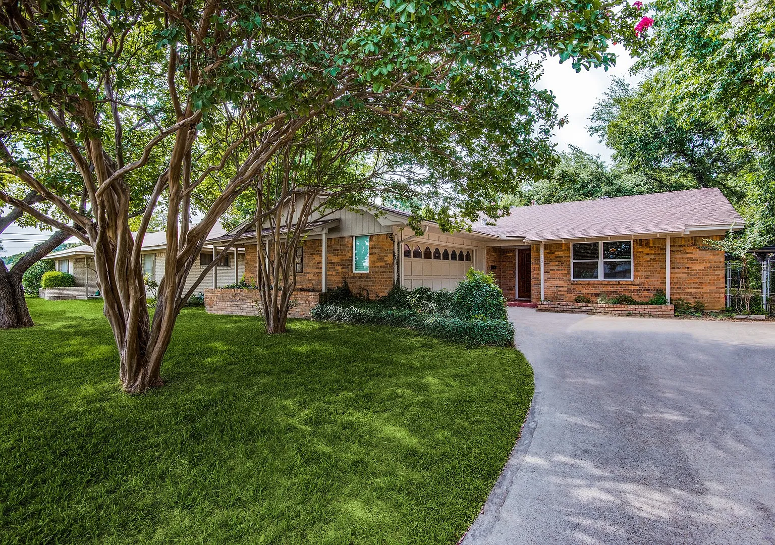 Charming 3-Bedroom Home in Irving — Photo 1