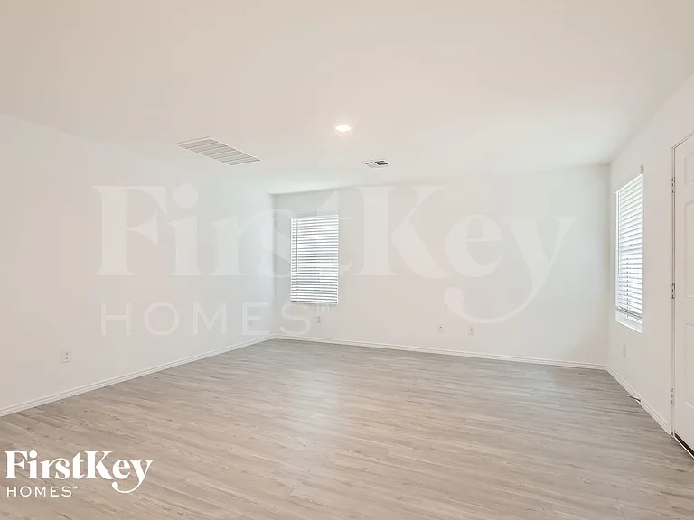 1335 White Willow — Photo 5