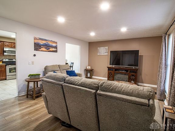 3rd image of 5943 Green Crest Dr