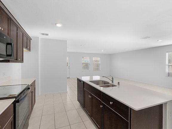 5th image of 128 Honeysuckle St