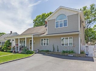 32 Periwinkle Rd, Levittown, NY 11756