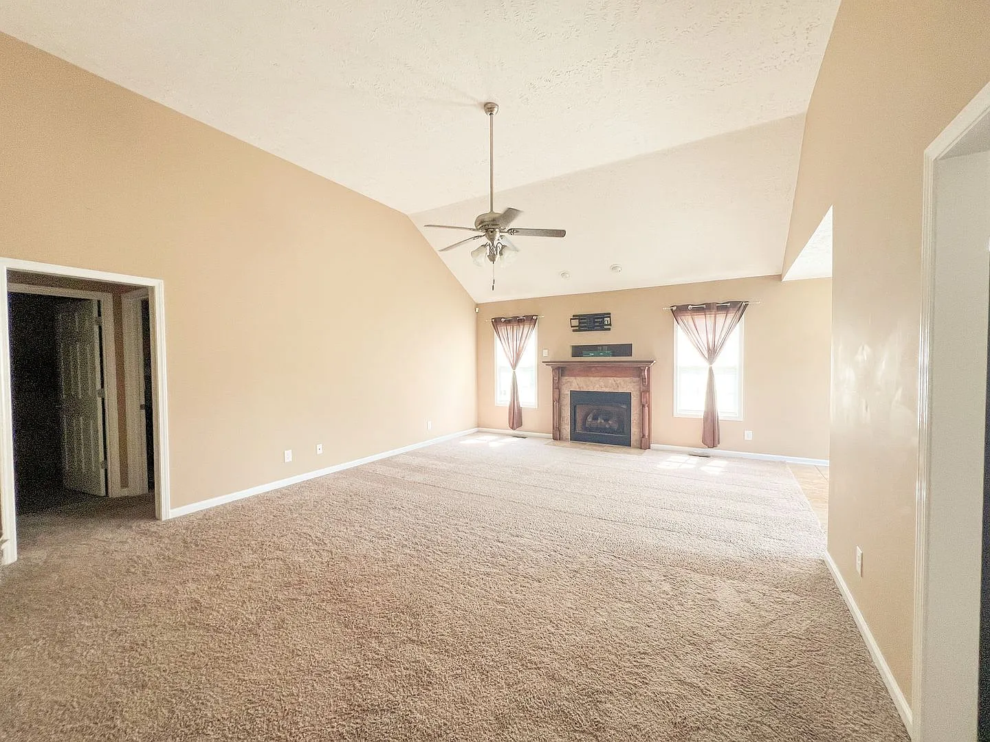 3 Bedroom 2 Bathroom Home — Photo 2
