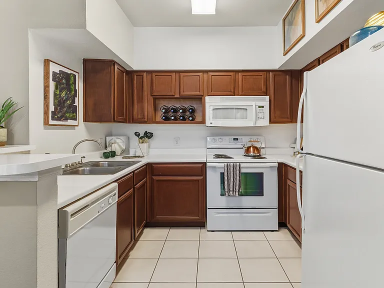 Village on the Parkway Apartments — Photo 9