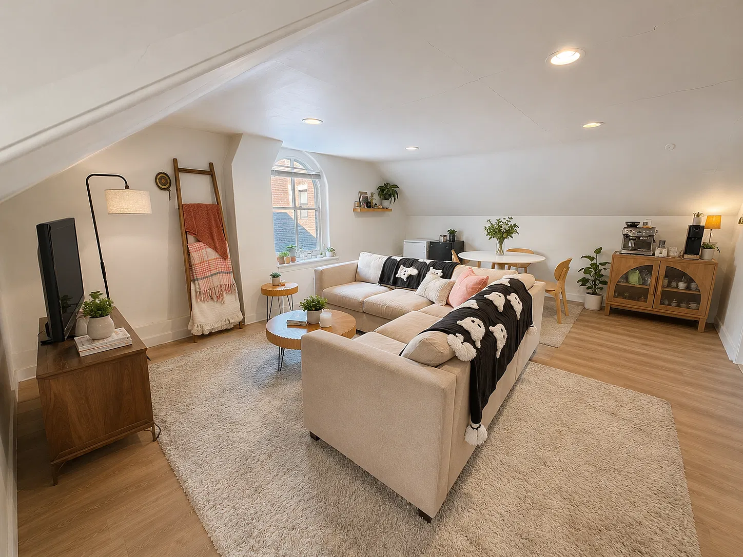 2 bed, 850 sqft, $1,995 — Photo 2