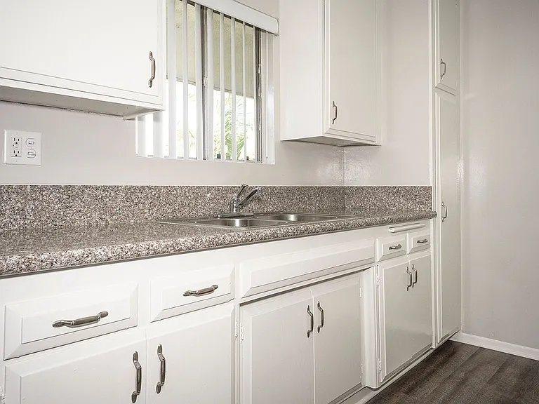 631 E Verdugo Ave — Photo 12