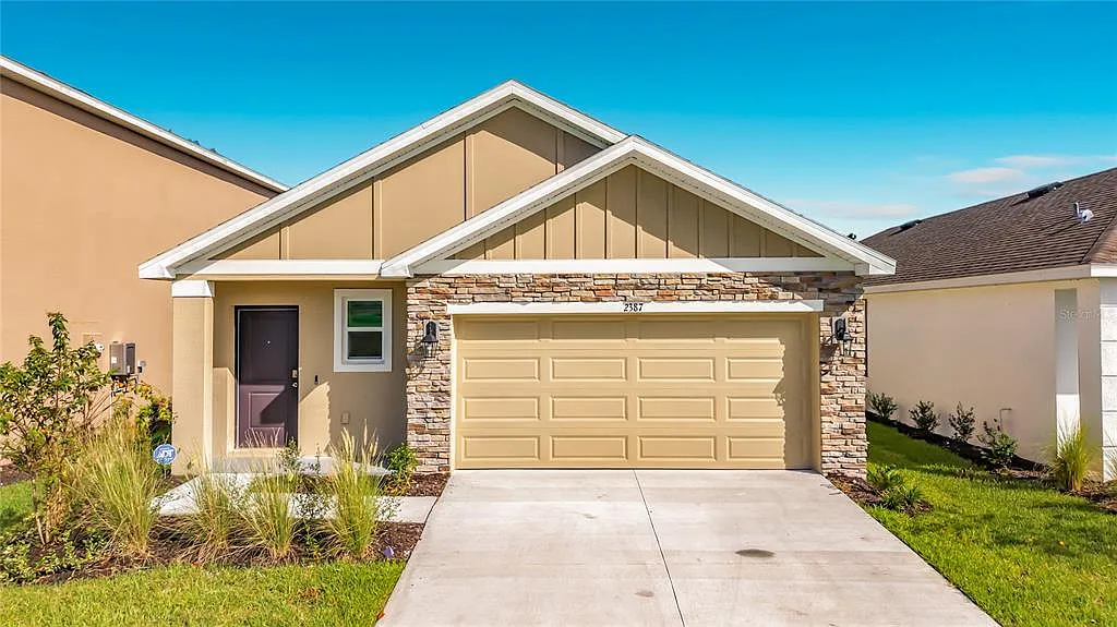 3 bed, 2.0 bath, 1560 sqft, $2,300 — Photo 2