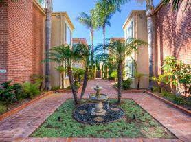 326-340 Palomar Avenue, 332