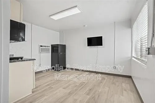 201 S Main St Photo 1