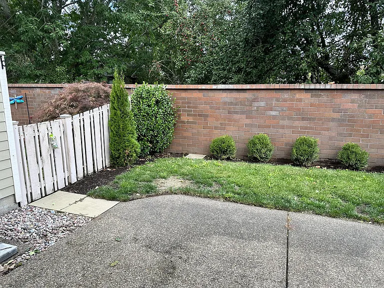 330 E College St — Photo 35