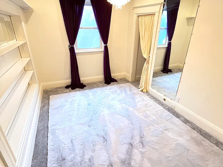 bedroom 100 sq foot with large walk in closet