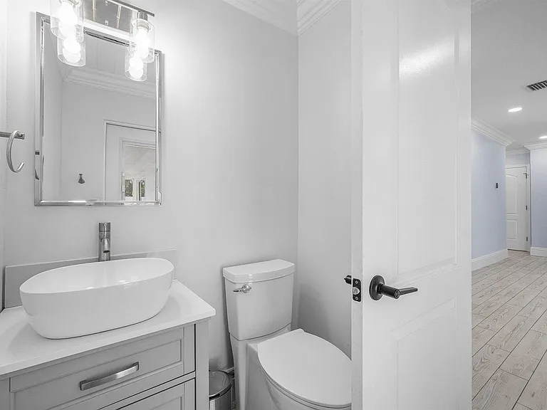 1128 SW 7th St — Photo 15