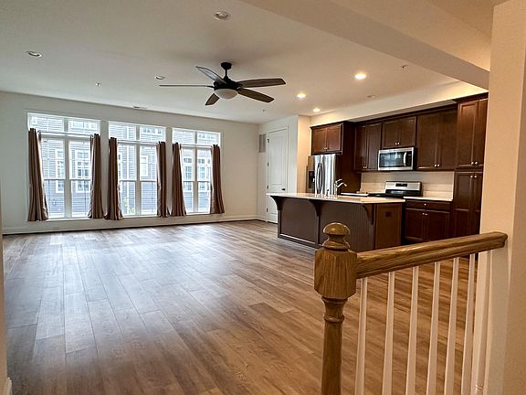 4th image of 329 Parade St
