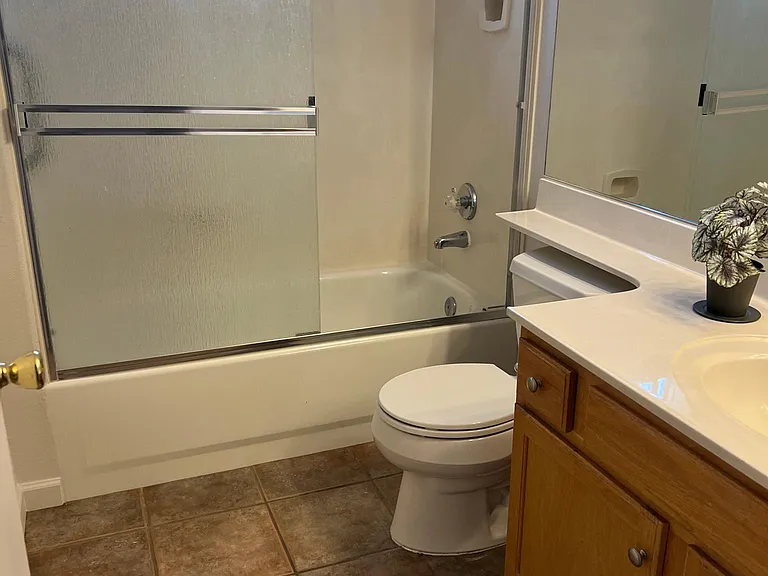 FULL BATHROOM.
NEW PAINT & LIGHT.