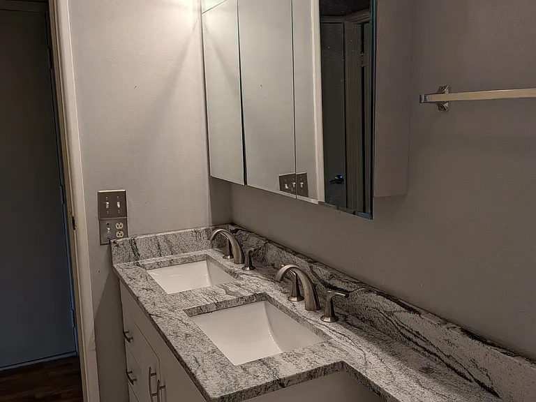 upstairs full bathroom, 1st photo
